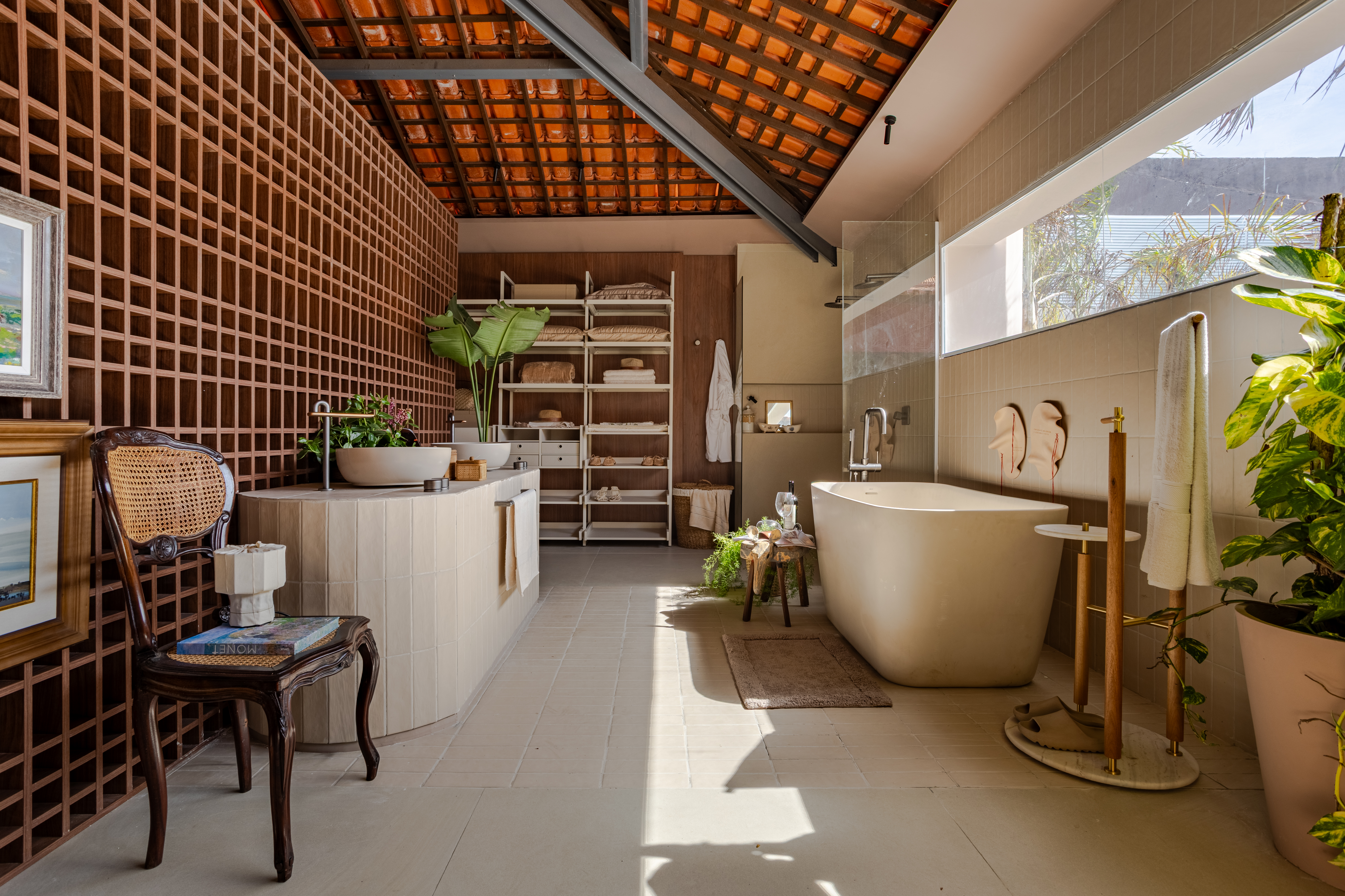 Banheiro com materiais naturais como madeira e pedra escovada