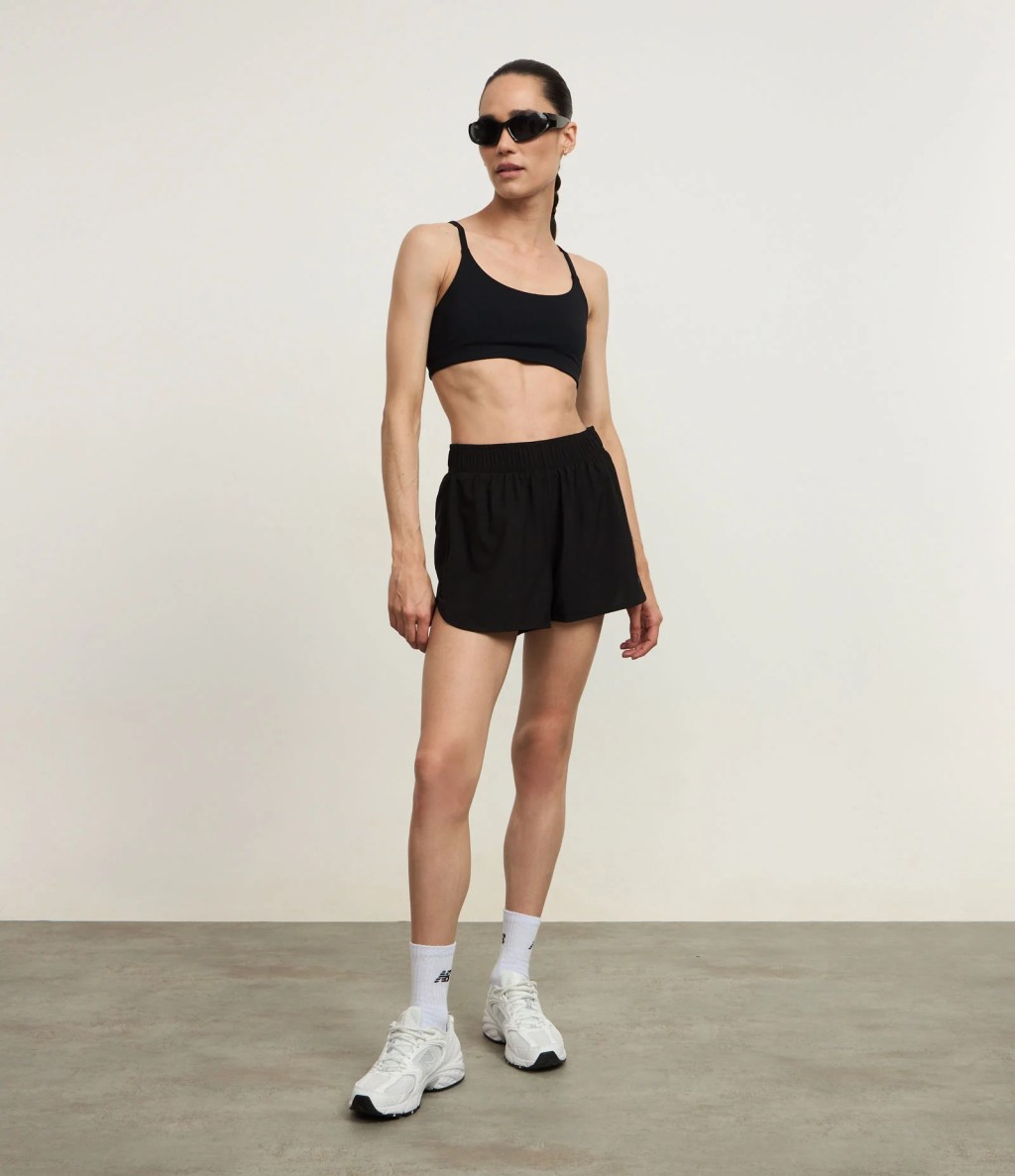 Foto de um short esportivo preto