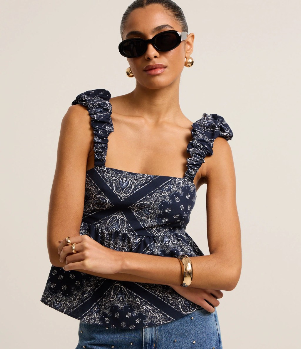 Foto de uma mulher morena usando uma blusa peplum