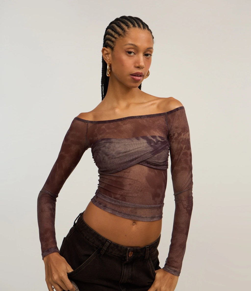 Foto de uma mulher negra usando um body transparente