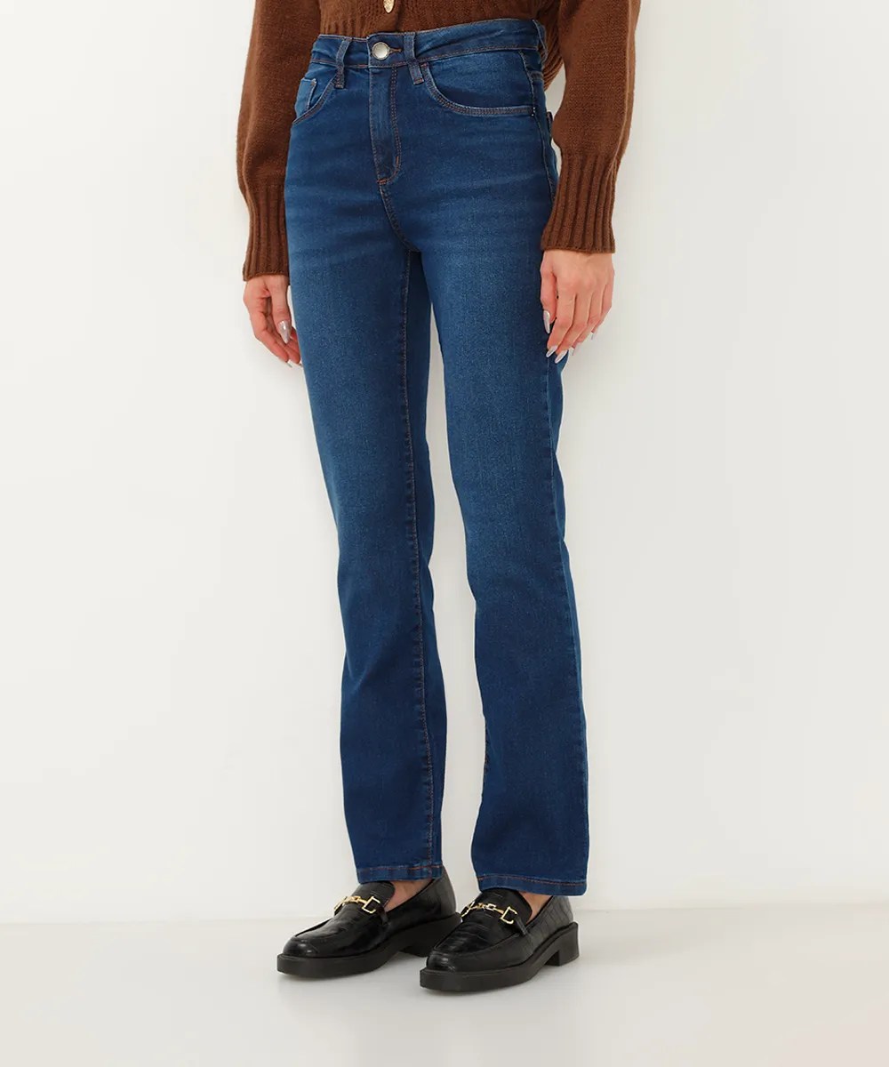 Foto de uma cal&ccedil;a jeans reta azul