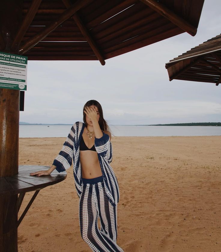 Kimono de croch&ecirc; &eacute; aposta certeira para looks de ver&atilde;o com biqu&iacute;ni e pe&ccedil;as leves