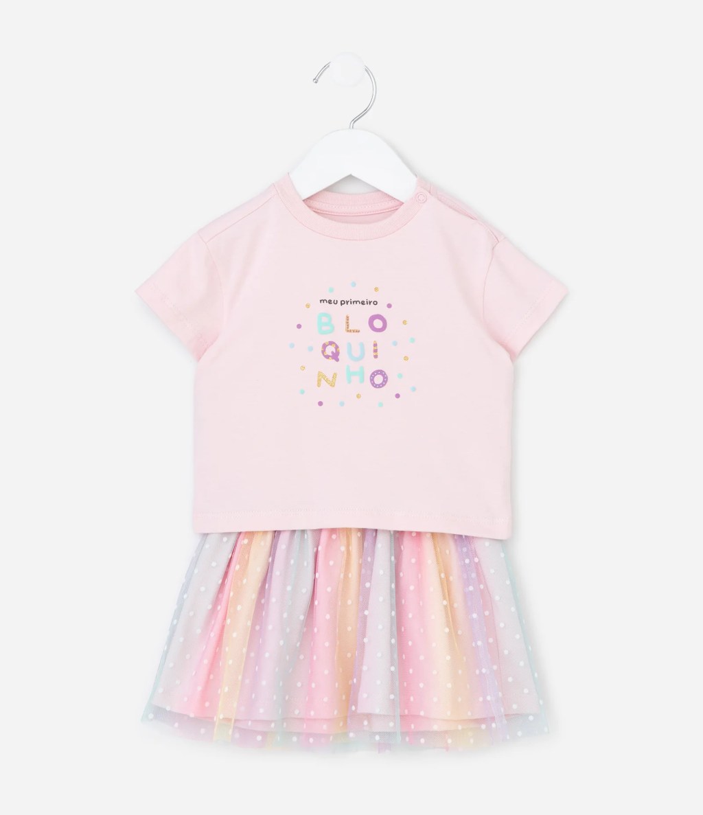 Foto de um conjuntinho feminino rosa. A saia &eacute; plissada e colorida