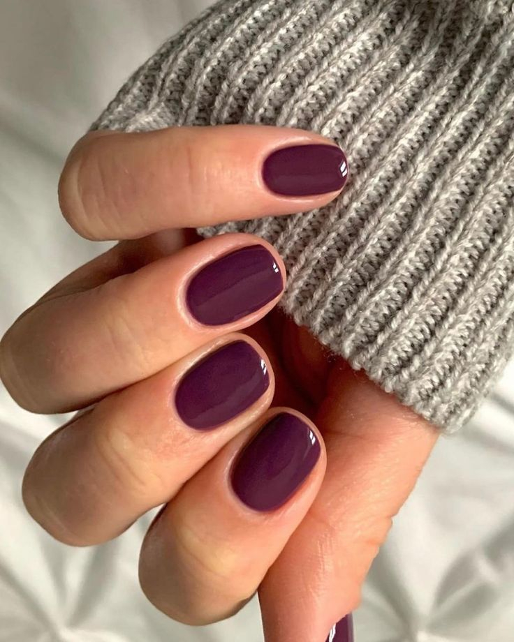 Imagem de unhas com esmalte roxo representando cores para manter na unha por semanas sem enjoar