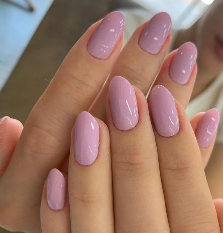 Imagem de unhas com esmalte rosa ch&aacute; representando cores para manter na unha por semanas sem enjoar