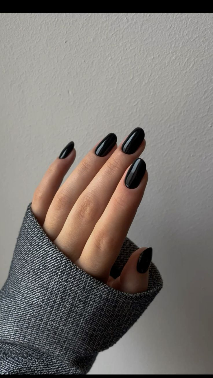 Imagem de unhas com esmalte preto representando cores para manter na unha por semanas sem enjoar