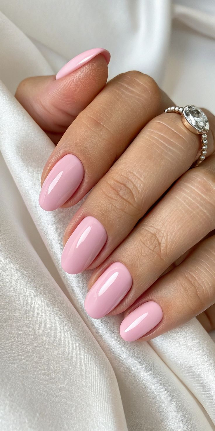 Imagem de unhas com esmalte rosa ch&aacute; representando cores para manter na unha por semanas sem enjoar