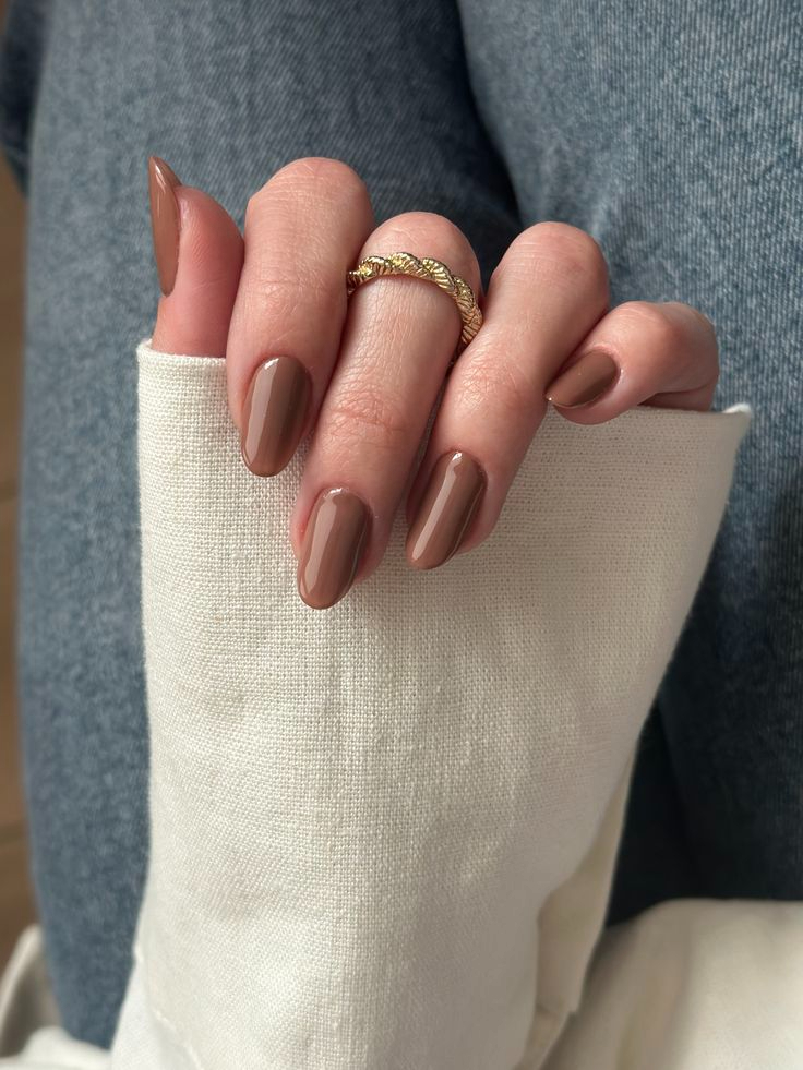 Imagem de unhas com esmalte mocha mousse representando cores para manter na unha por semanas sem enjoar