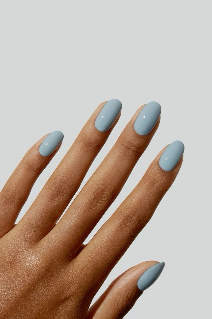 Imagem de unhas com esmalte azul bebe representando cores para manter na unha por semanas sem enjoar