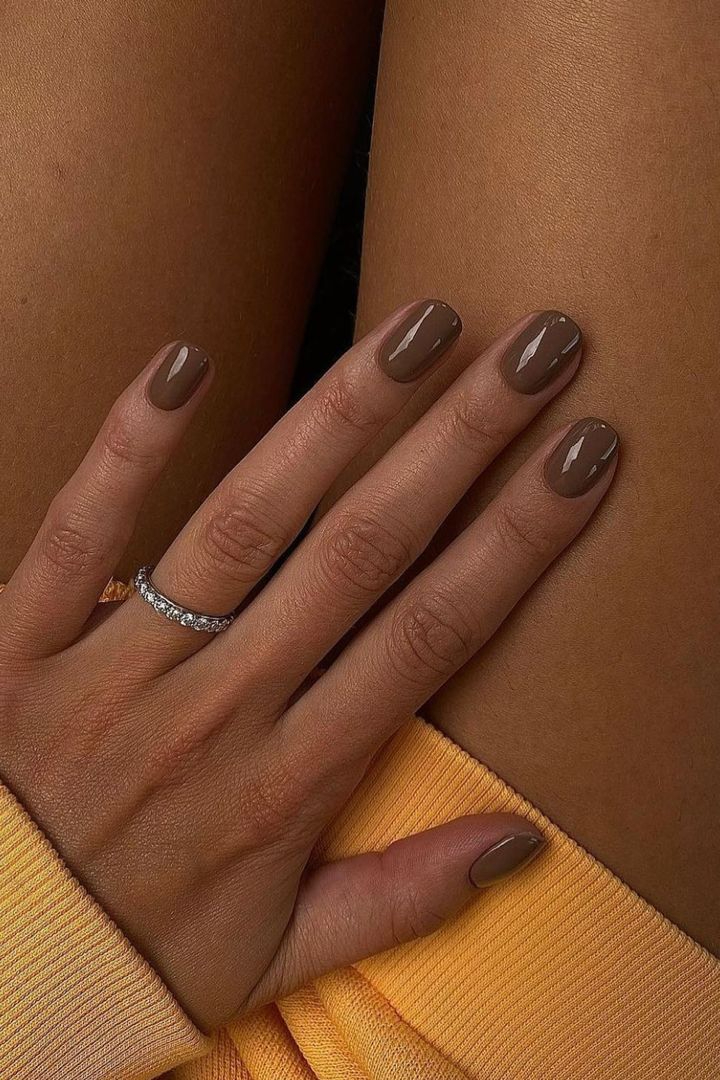 Imagem de unhas com esmalte mocha mousse representando cores para manter na unha por semanas sem enjoar