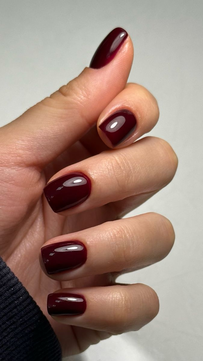 Imagem de unhas com esmalte marsala representando cores para manter na unha por semanas sem enjoar