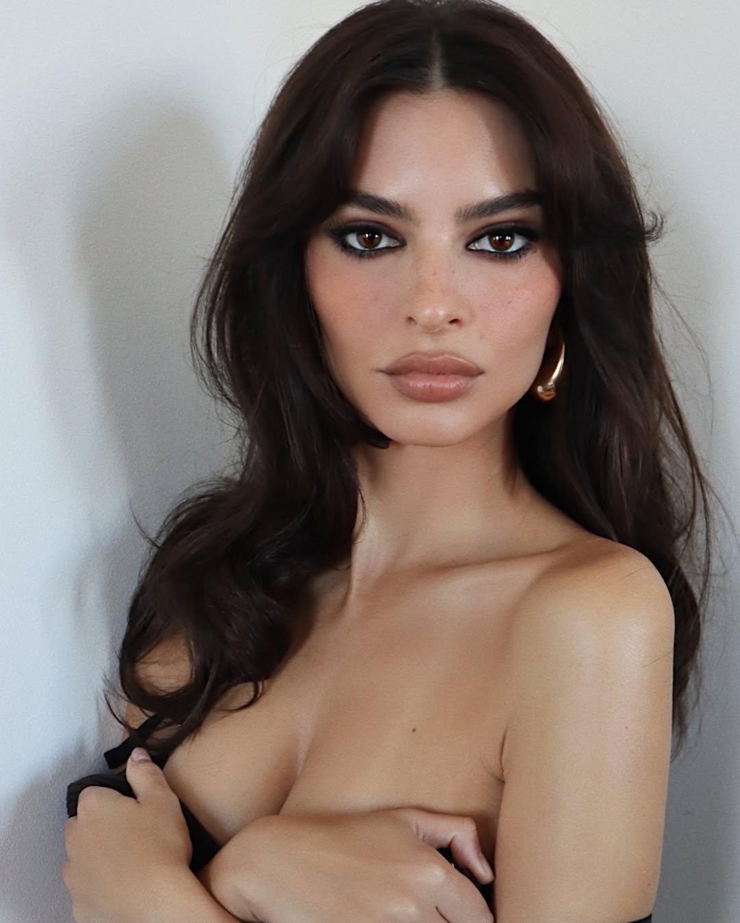 Foto de uma mulher com cabelo preto com o corte em camdas com franj&atilde;o
