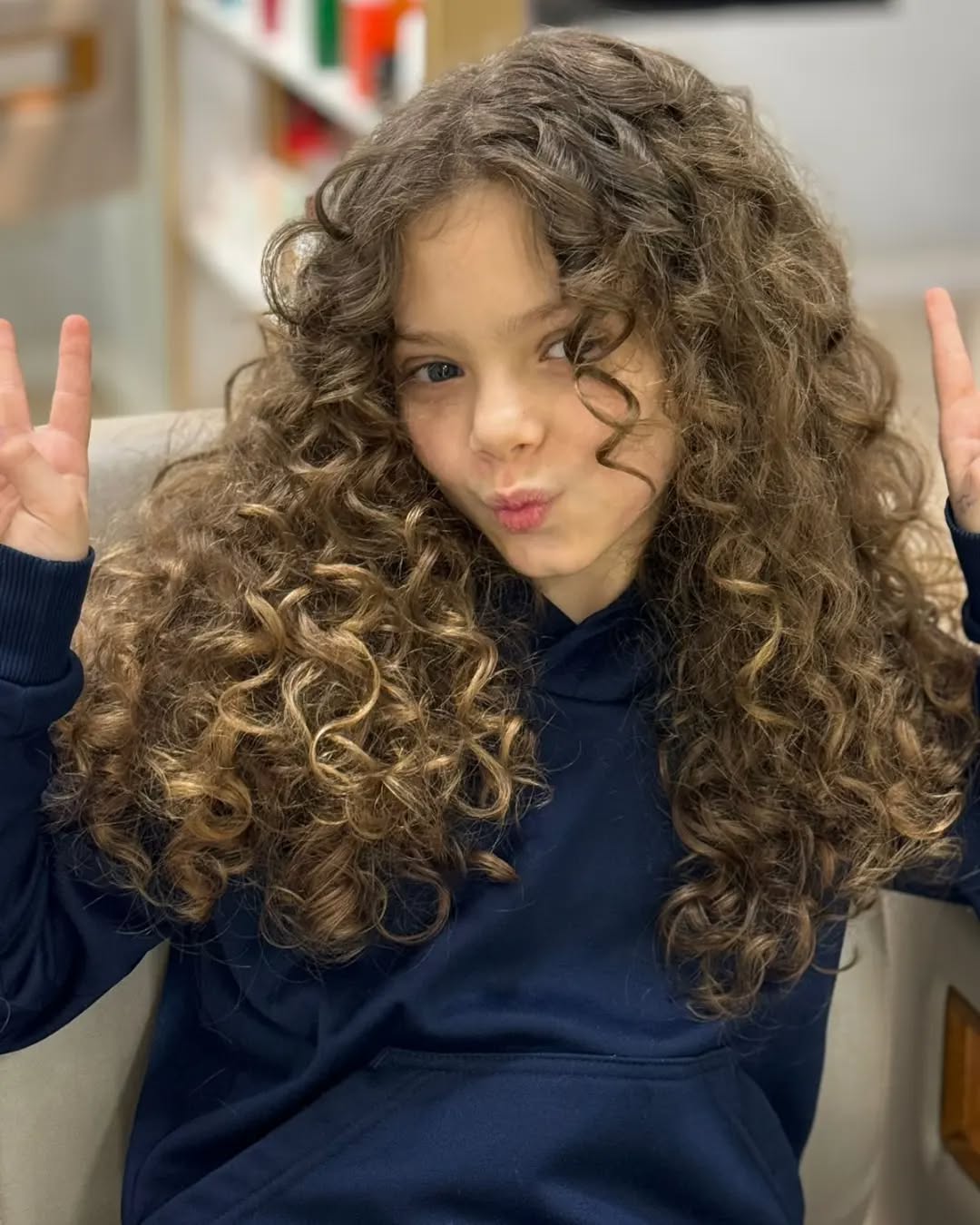 Corte cacheado longo infantil com volume natural &eacute; tend&ecirc;ncia em 2026