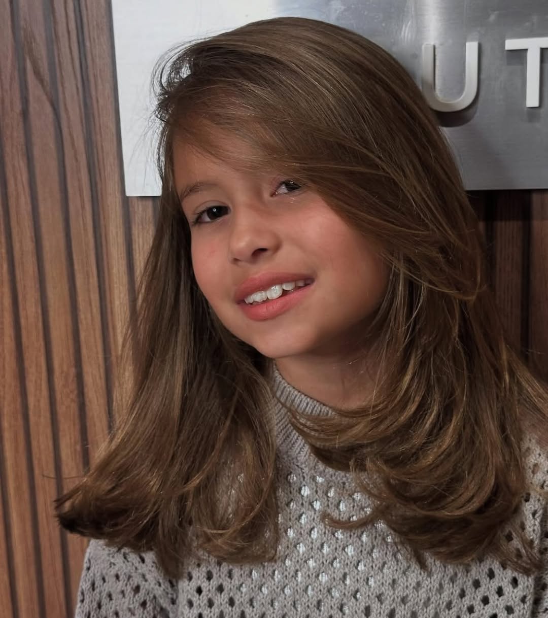 Corte infantil m&eacute;dio com franj&atilde;o lateral &eacute; aposta para 2026