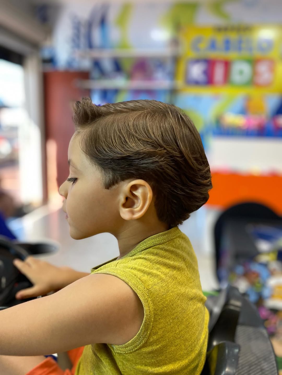 Corte infantil masculino estilo surfista segue em alta em 2026