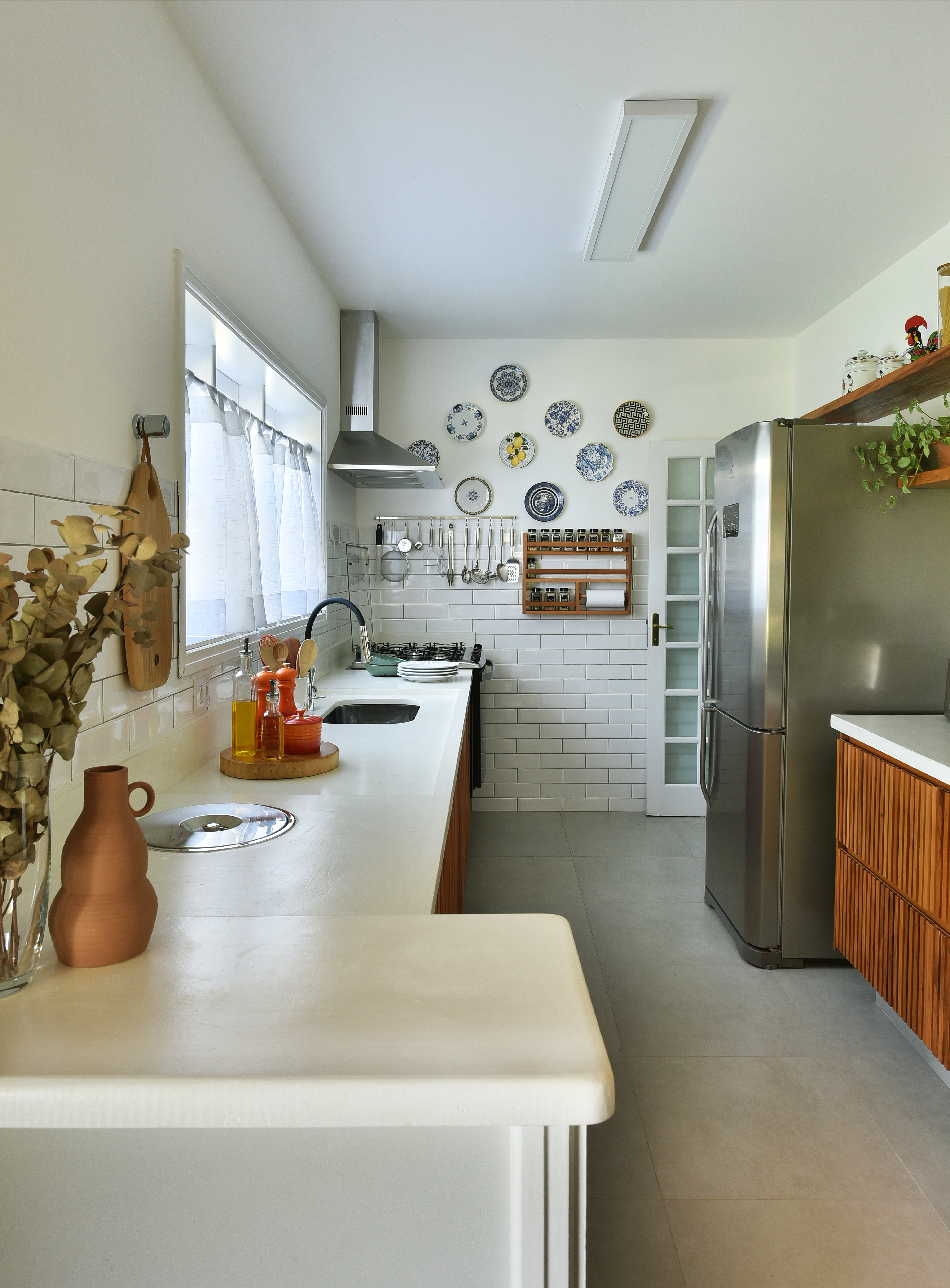 Cozinhas brancas com madeira