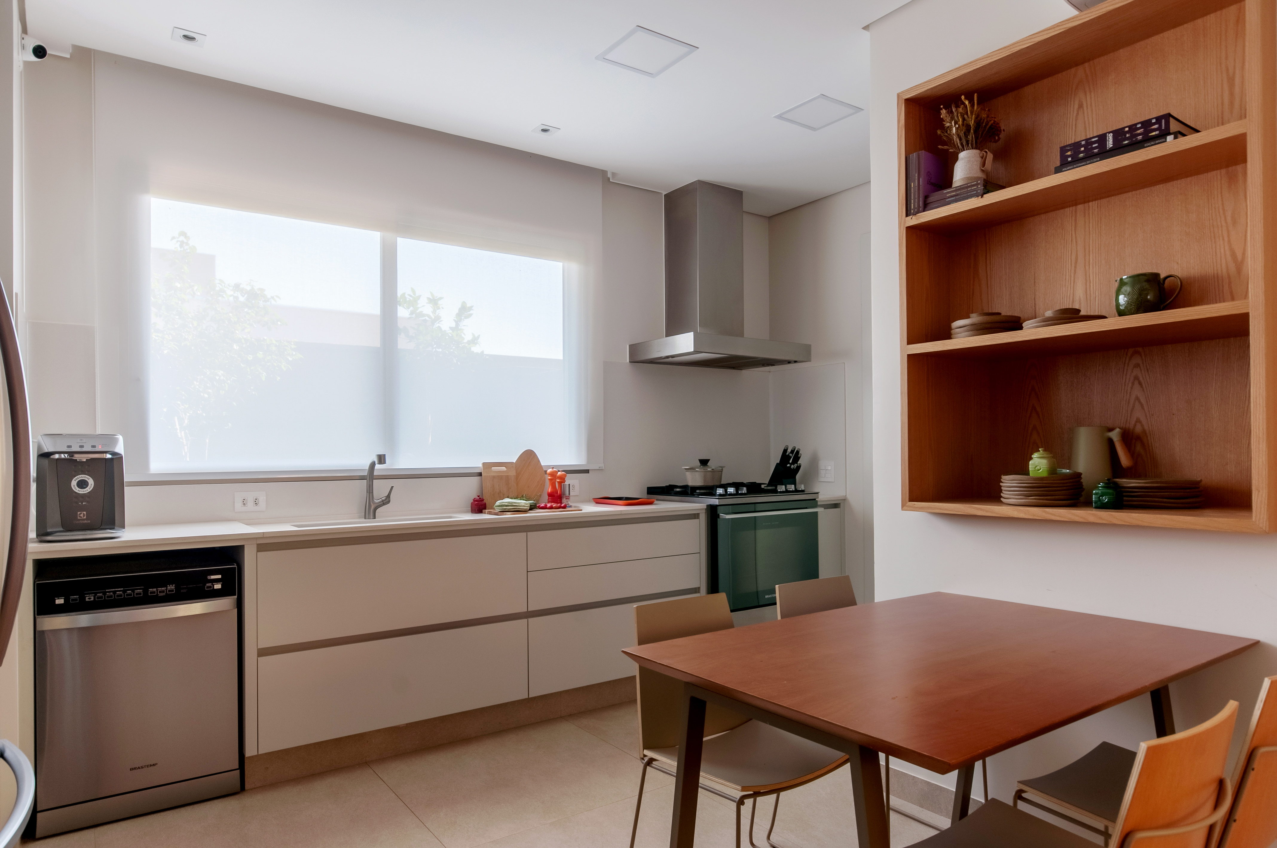 Cozinhas brancas com madeira