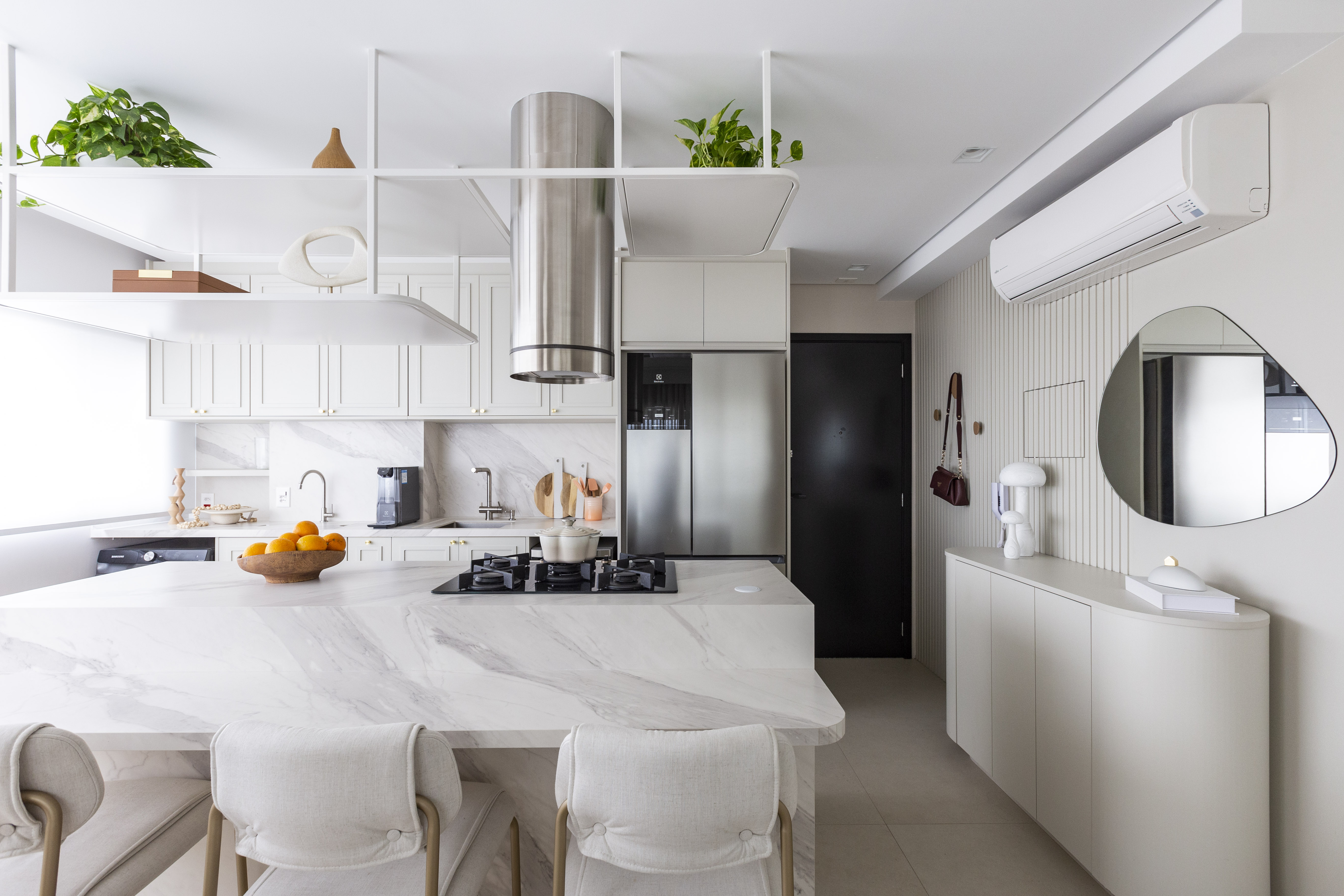 Cozinhas brancas com madeira