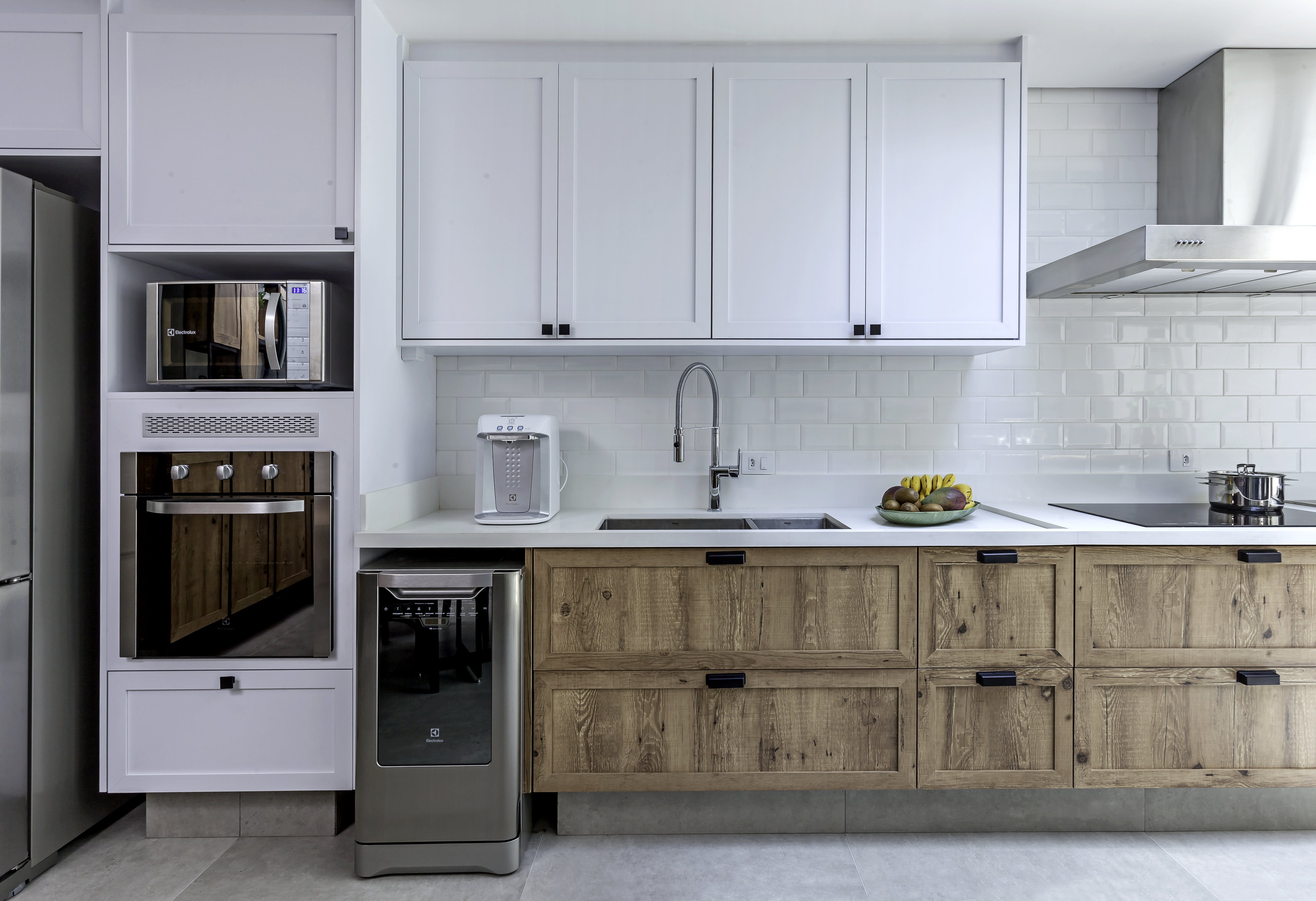 Cozinhas brancas com madeira