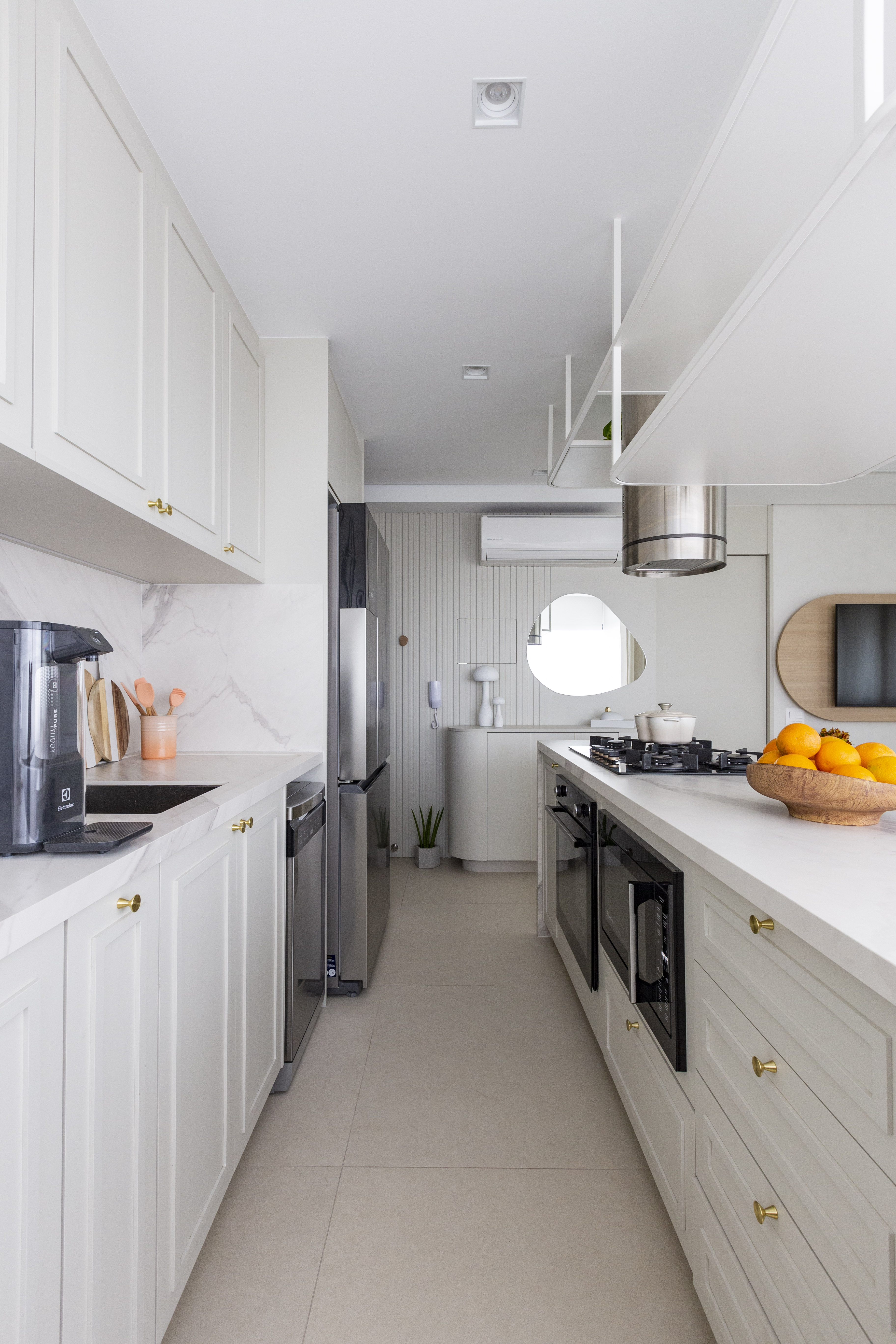 Cozinhas brancas com madeira