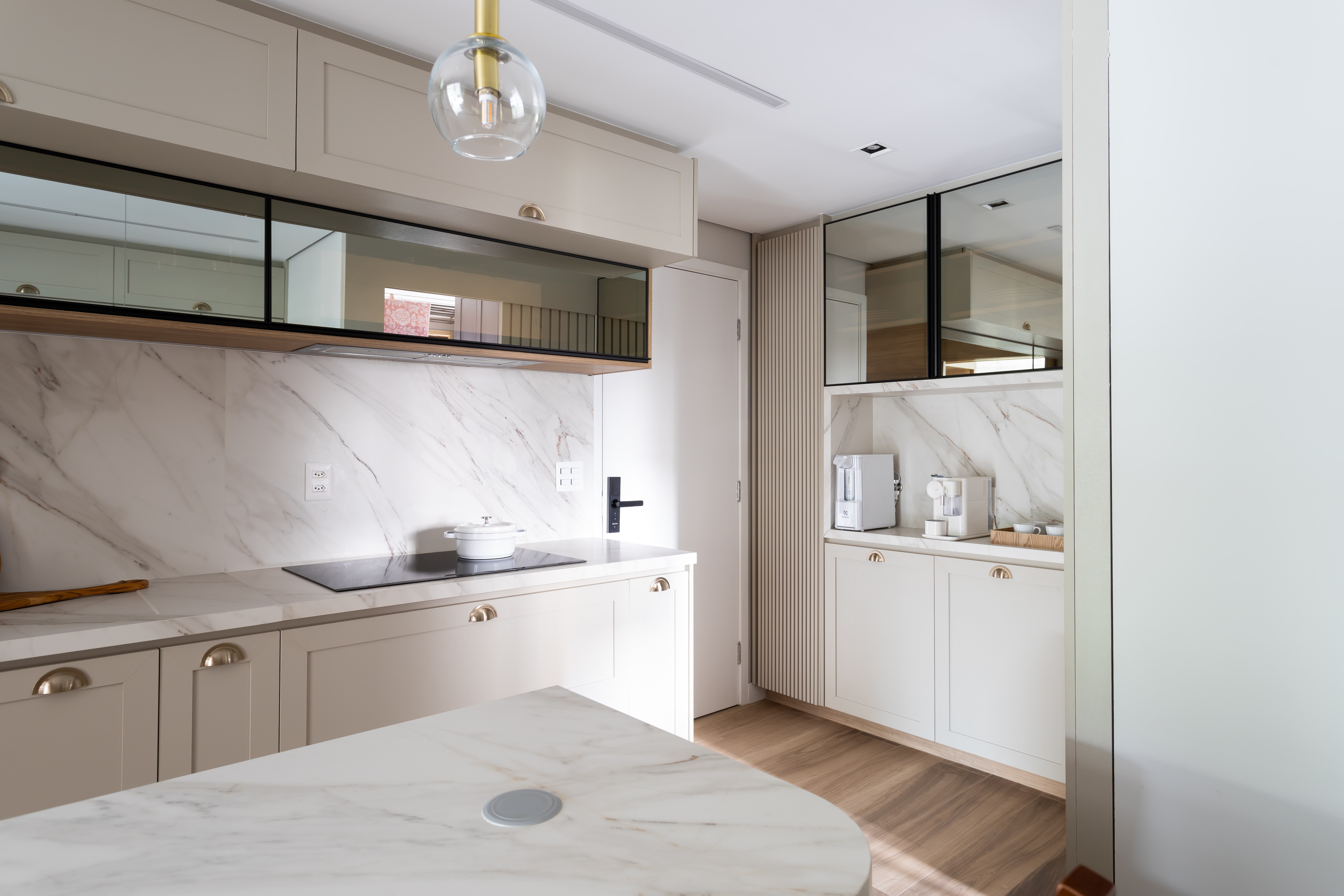 Cozinhas brancas com madeira