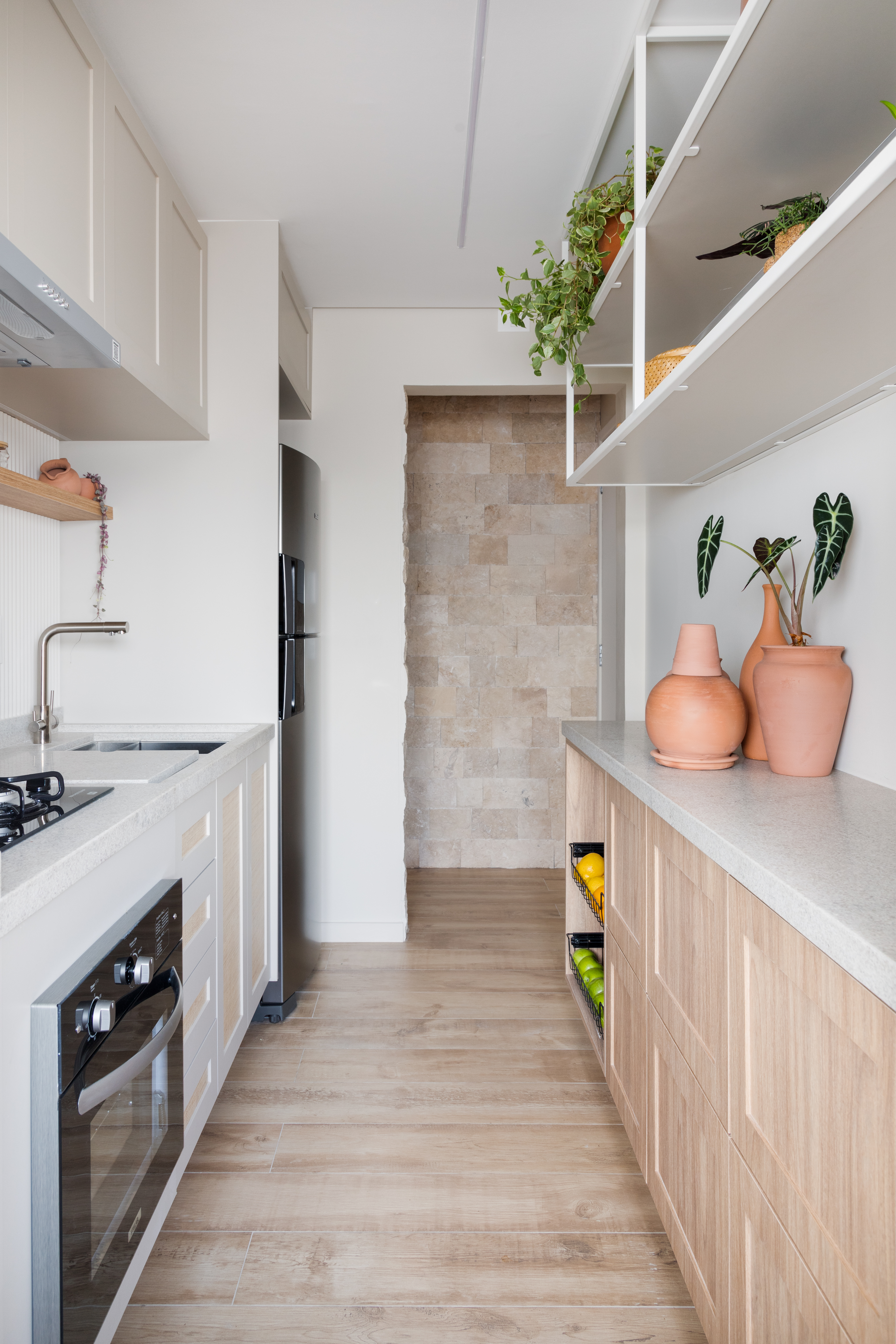 Cozinhas brancas com madeira