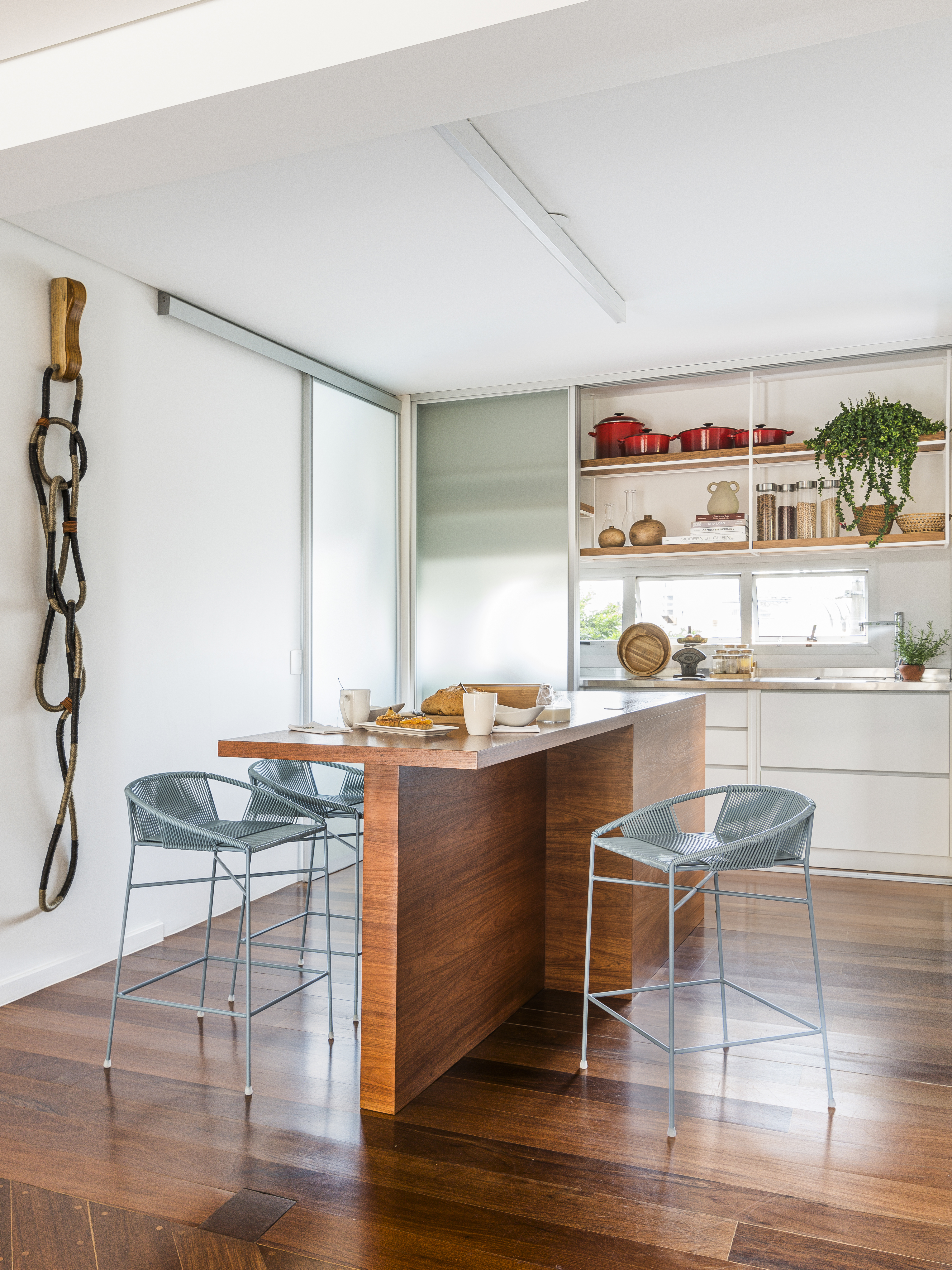 Cozinhas brancas com madeira