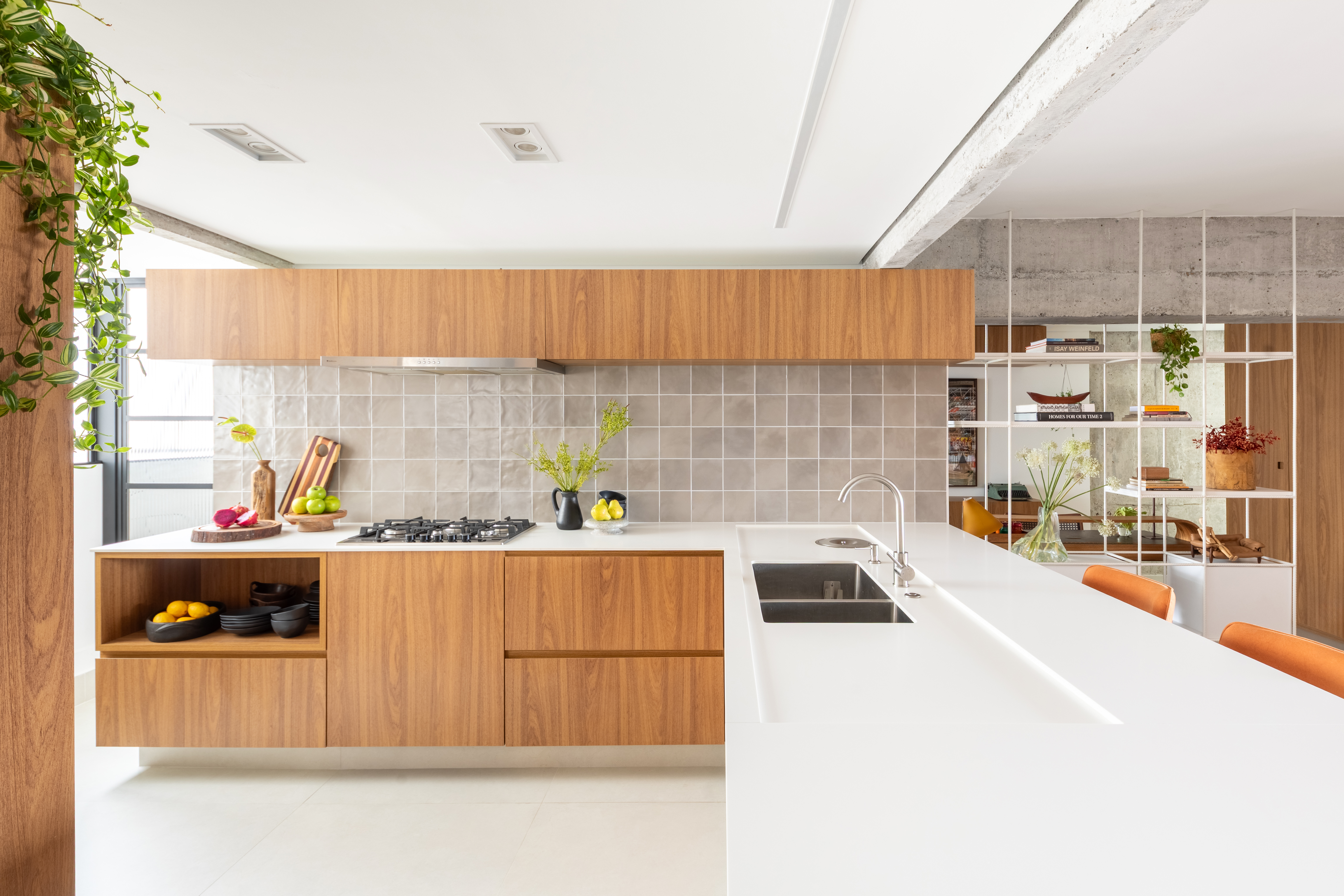 Cozinhas brancas com madeira