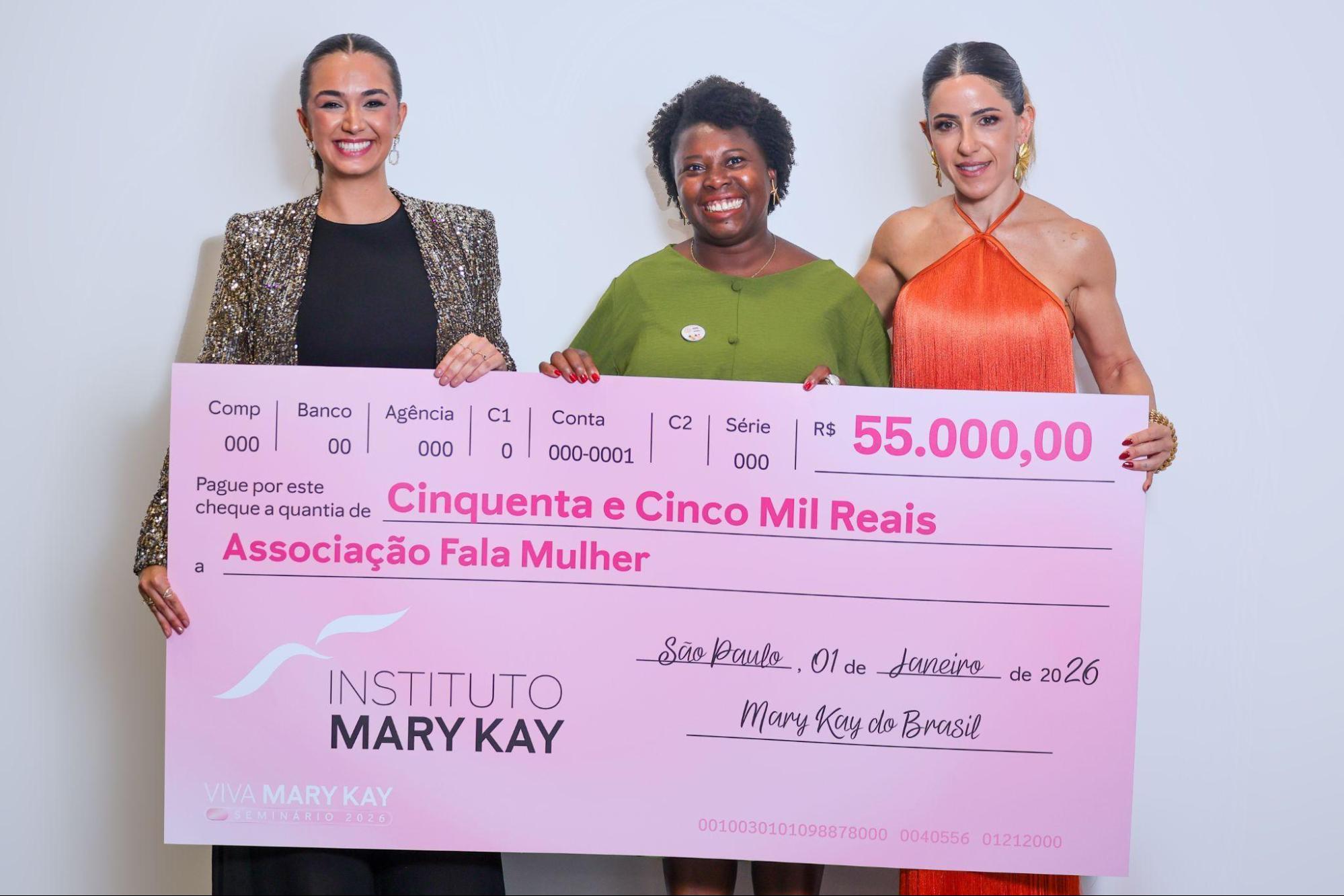 Rafaella Malta e Vick Gallo representam a marca na entrega do cheque com valor arrecadado durante a Live do Batom a N&uacute;bia Santos, da Associa&ccedil;&atilde;o Fala Mulher. Mary Kay