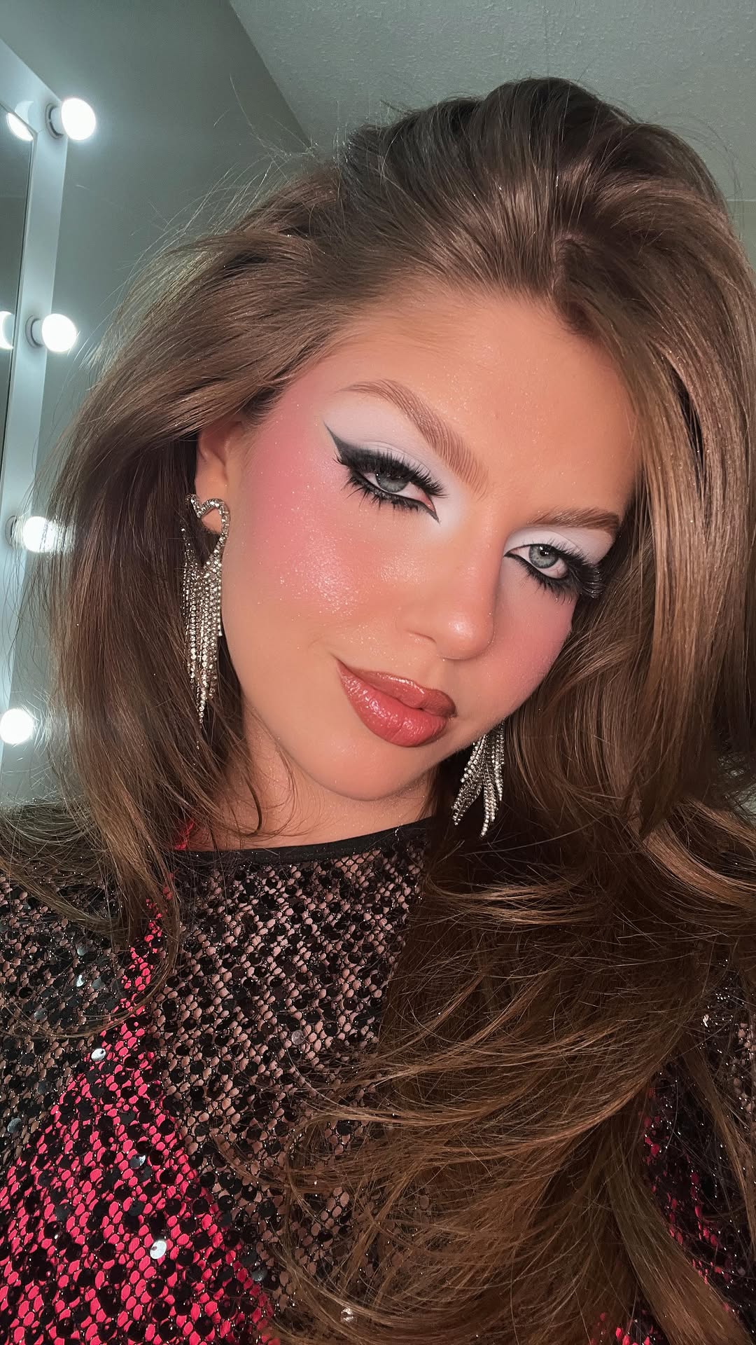 Blush rosado com glitter cria efeito glow sofisticado para o Carnaval