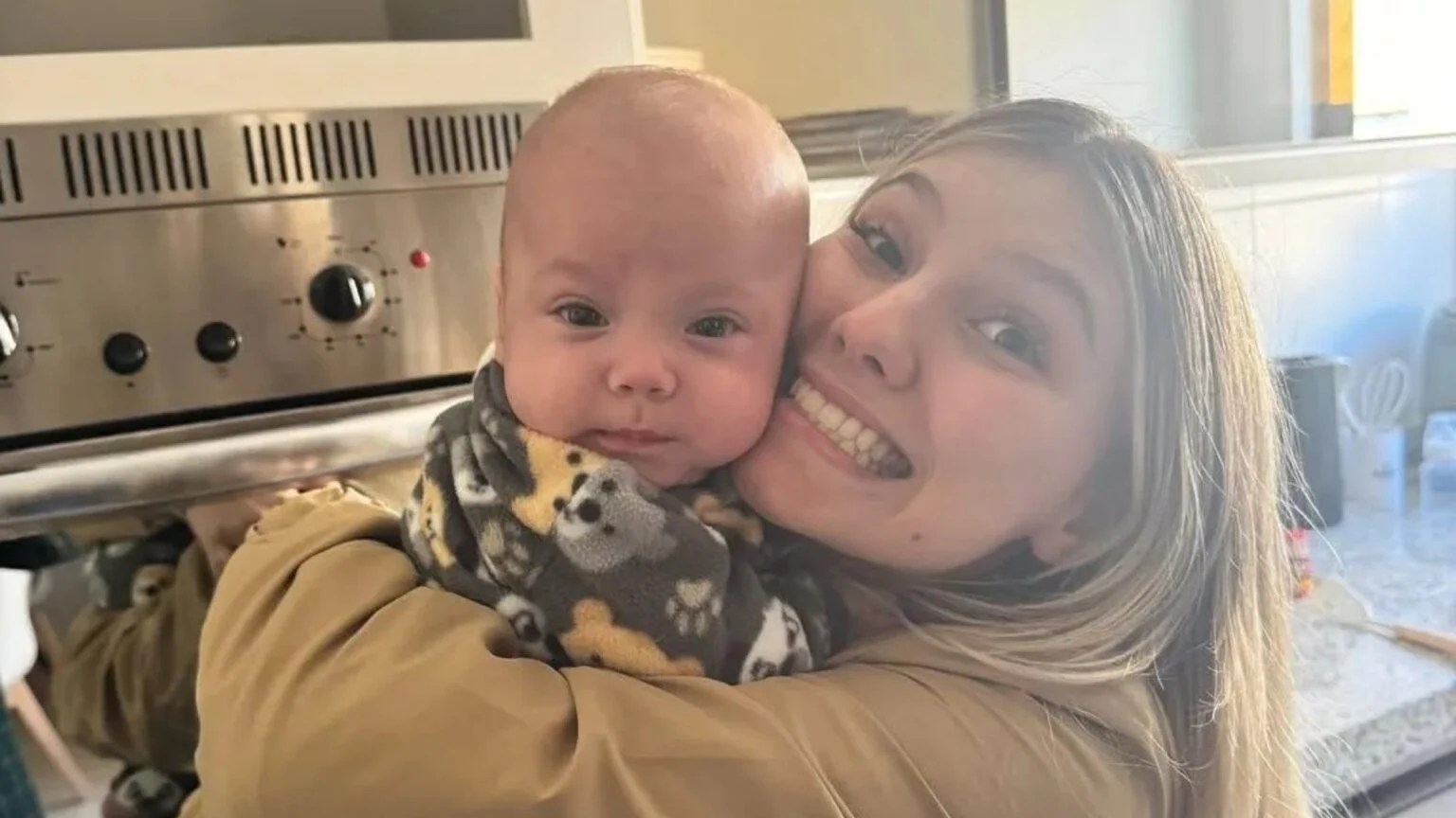 Isabel Veloso sorri ao segurar o filho Arthur no colo, em registro íntimo compartilhado antes de sua morte.