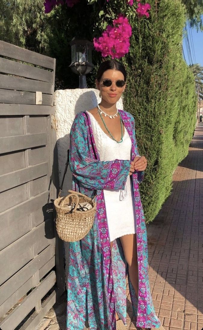 Kimono estampado transforma looks b&aacute;sicos em produ&ccedil;&otilde;es frescas para o ver&atilde;o