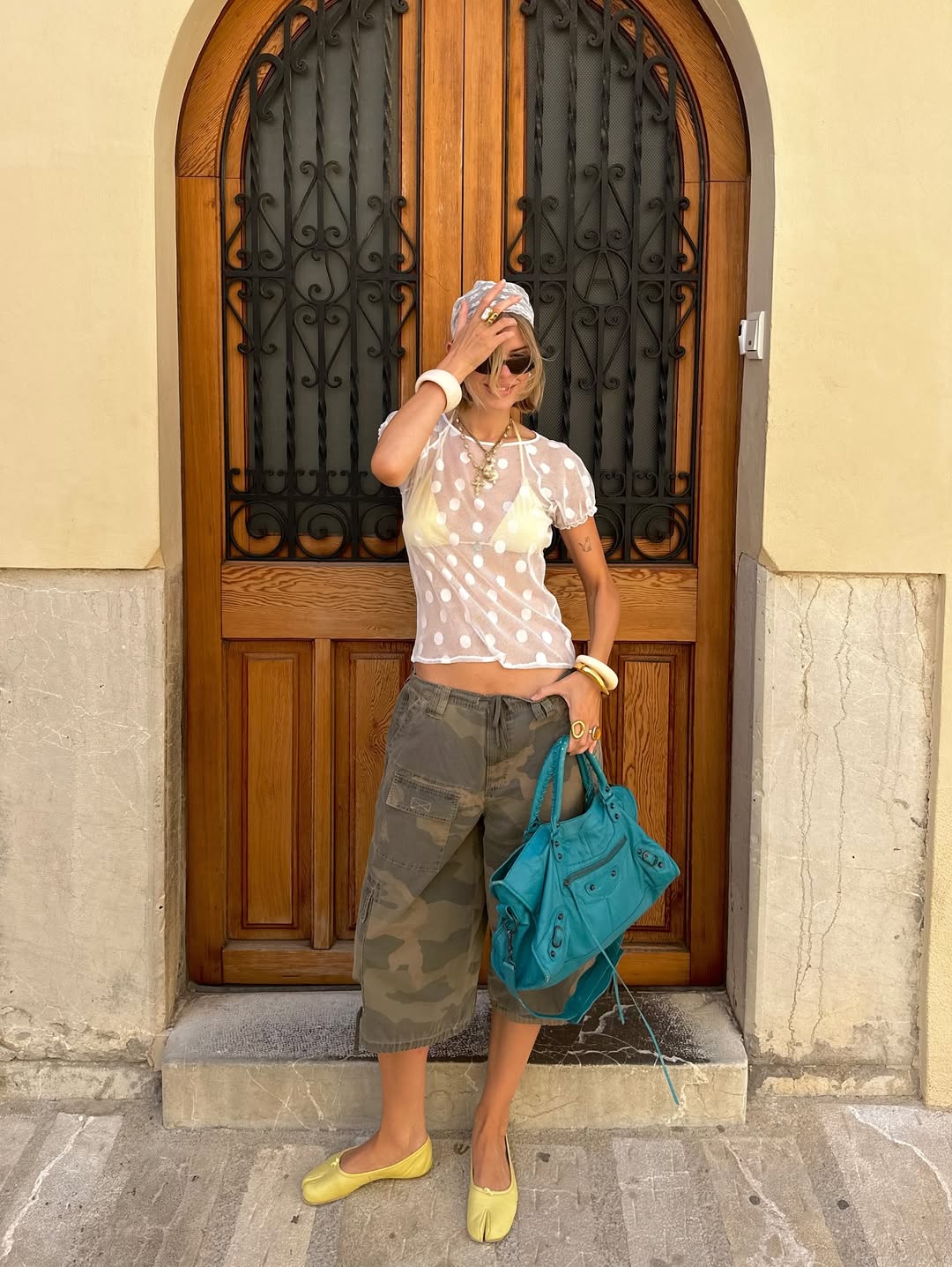 Look casual com biqu&iacute;ni e blusa transparente para usar fora da praia