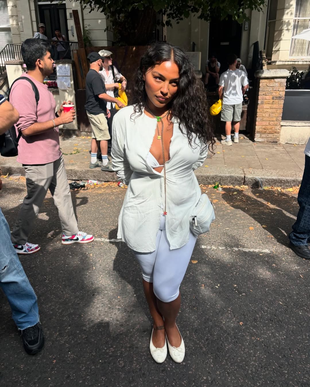 Look urbano com biqu&iacute;ni em destaque fora da praia