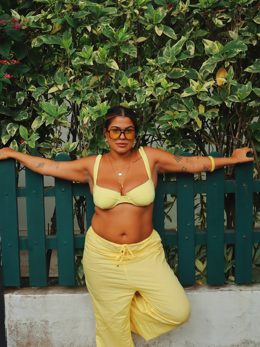 Look monocrom&aacute;tico amarelo com biqu&iacute;ni para usar fora da praia