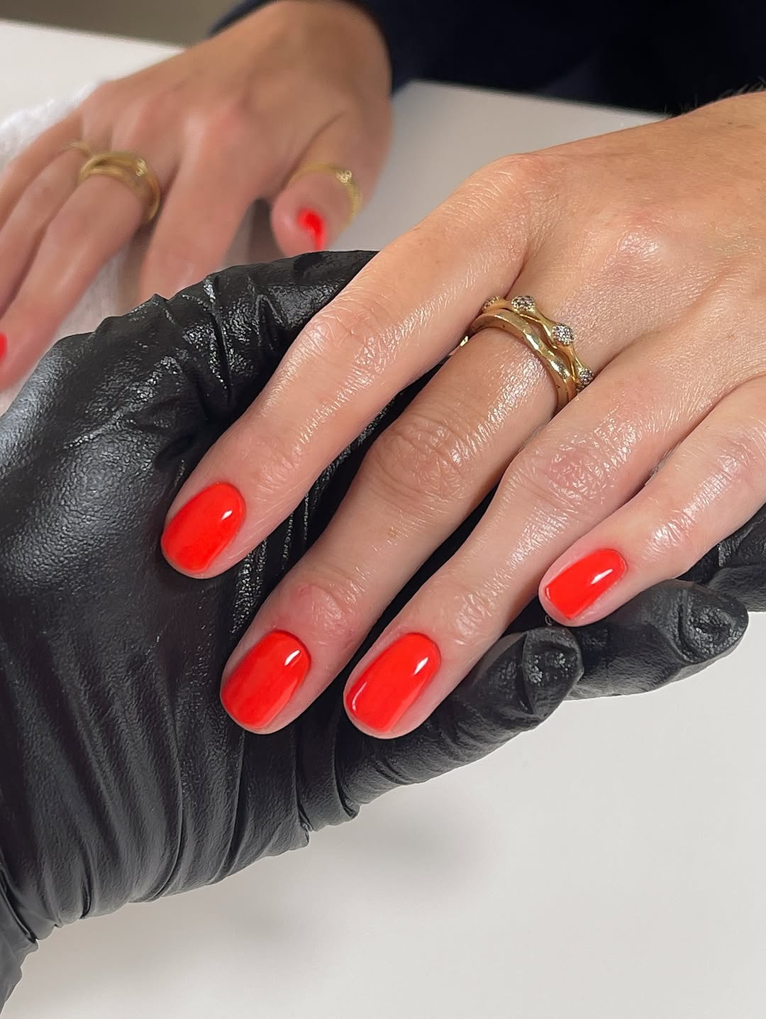 Foto de unhas alongadas com t&eacute;cnica de manicure italiana, para mulheres que cansaram de unhas curtas