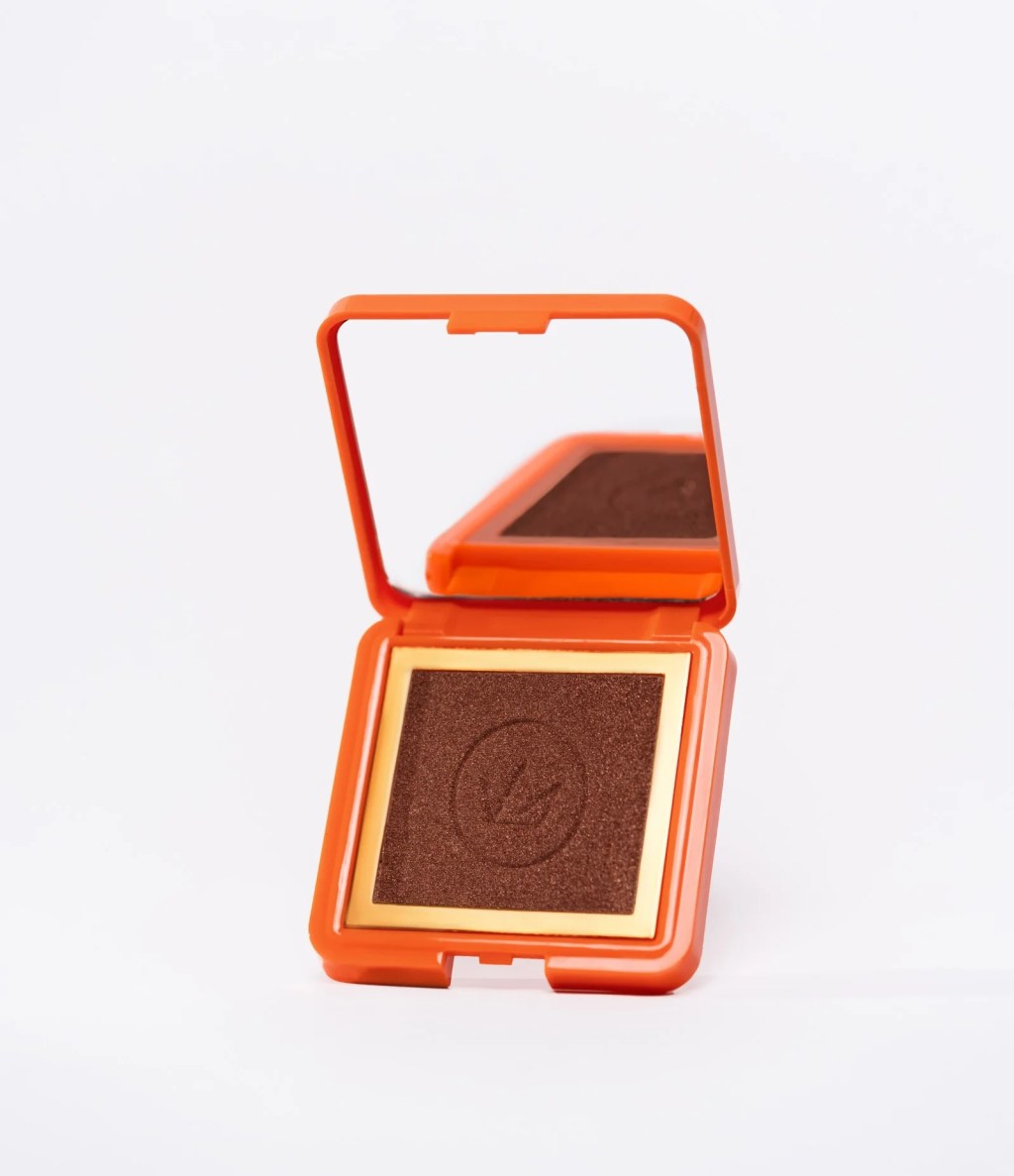 Iluminador compacto Mari Maria Makeup Divine Glow na cor Aurora, com brilho sofisticado e acabamento luminoso para maquiagem di&aacute;ria.