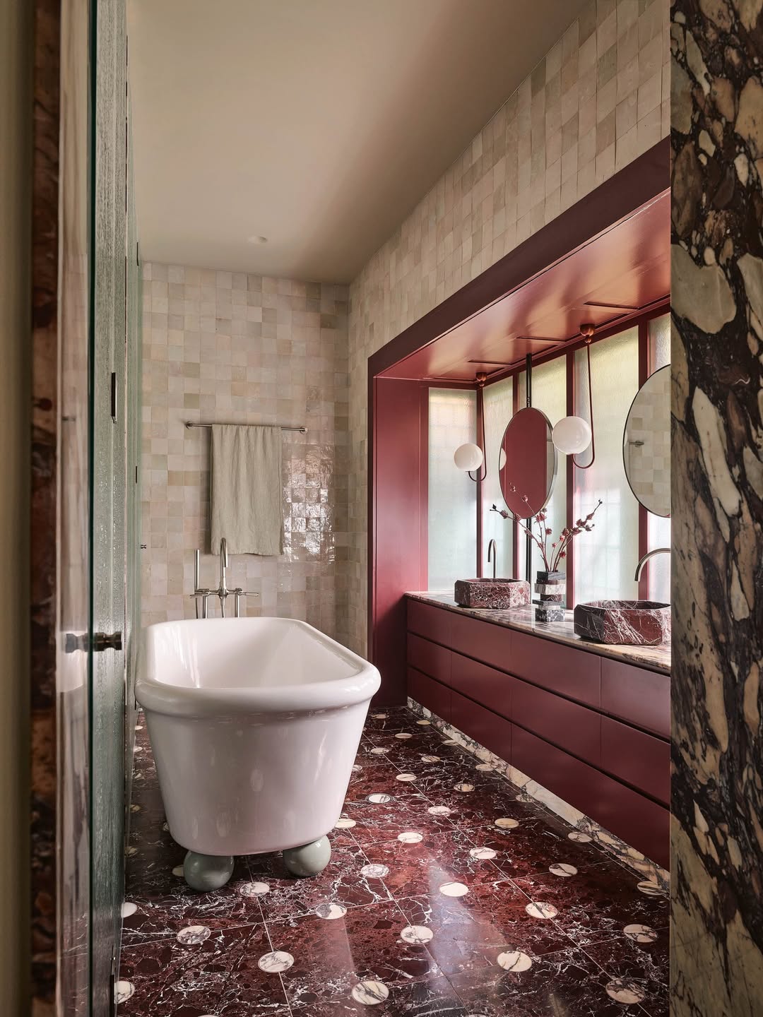 Banheiro com piso e cuba de m&aacute;rmore vermelho