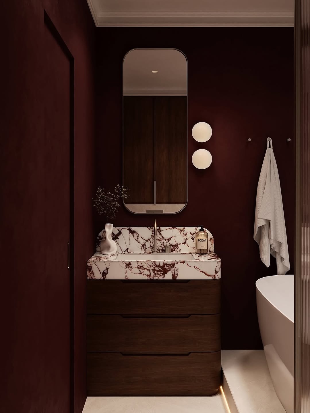 Banheiro pintado de vinho com cuba de m&aacute;rmore branco e vermelho e arm&aacute;rio de madeira