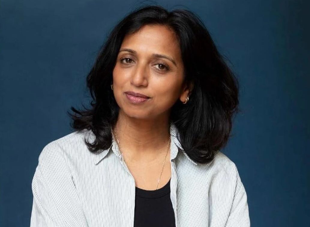 Foto de Nathacha Appanah em fundo azul, usando camisa clara, autora destacada entre os lan&ccedil;amentos liter&aacute;rios de 2026 e novidades de livros internacionais