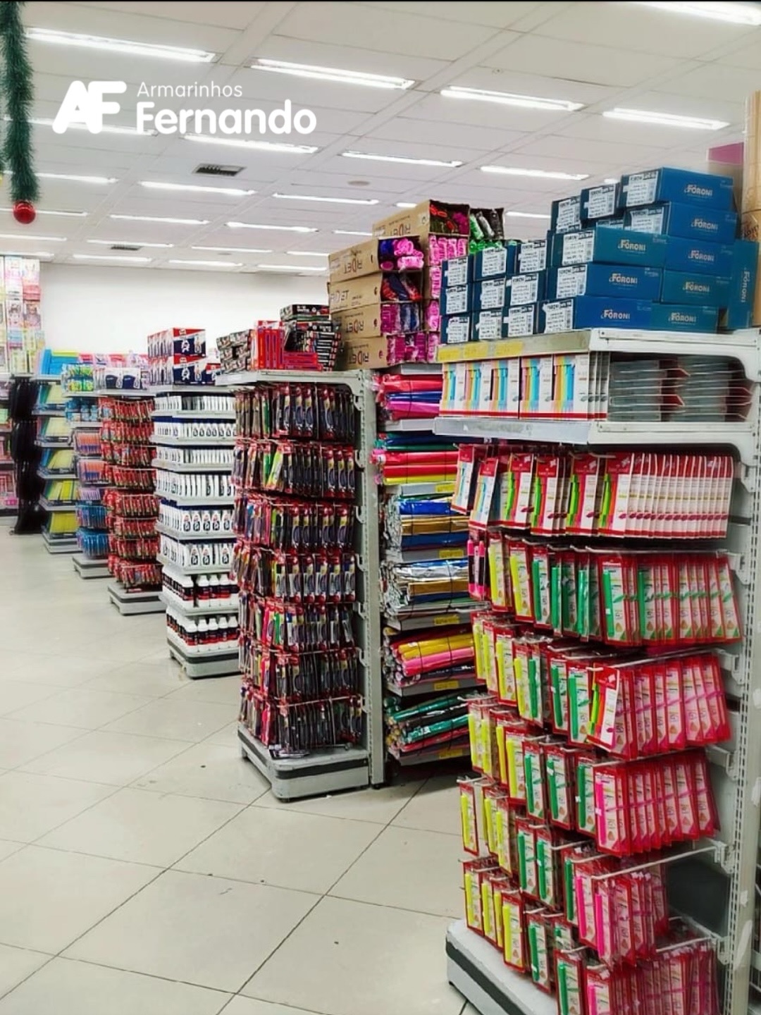 Foto de uma papelaria. H&aacute; diversos cadernos, canetas e pap&eacute;is na imagem