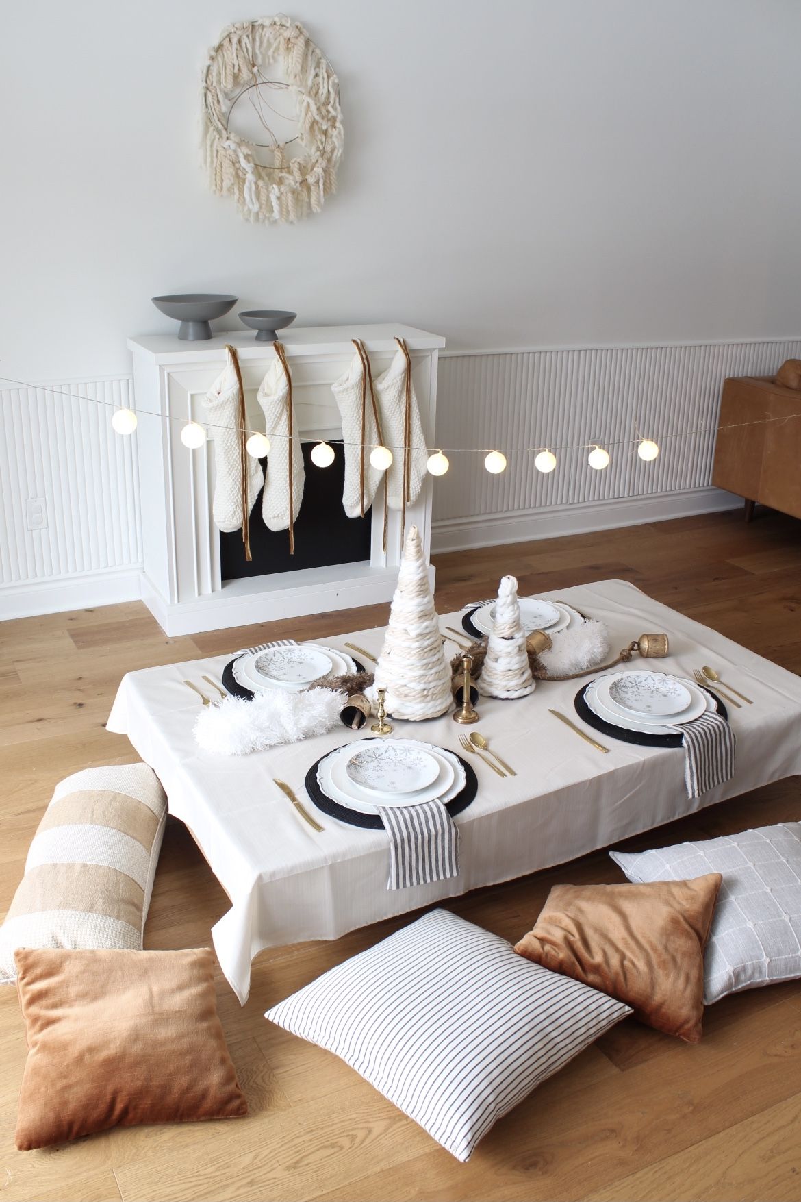 Piquenique montado no ch&atilde;o com mesa baixa e almofadas