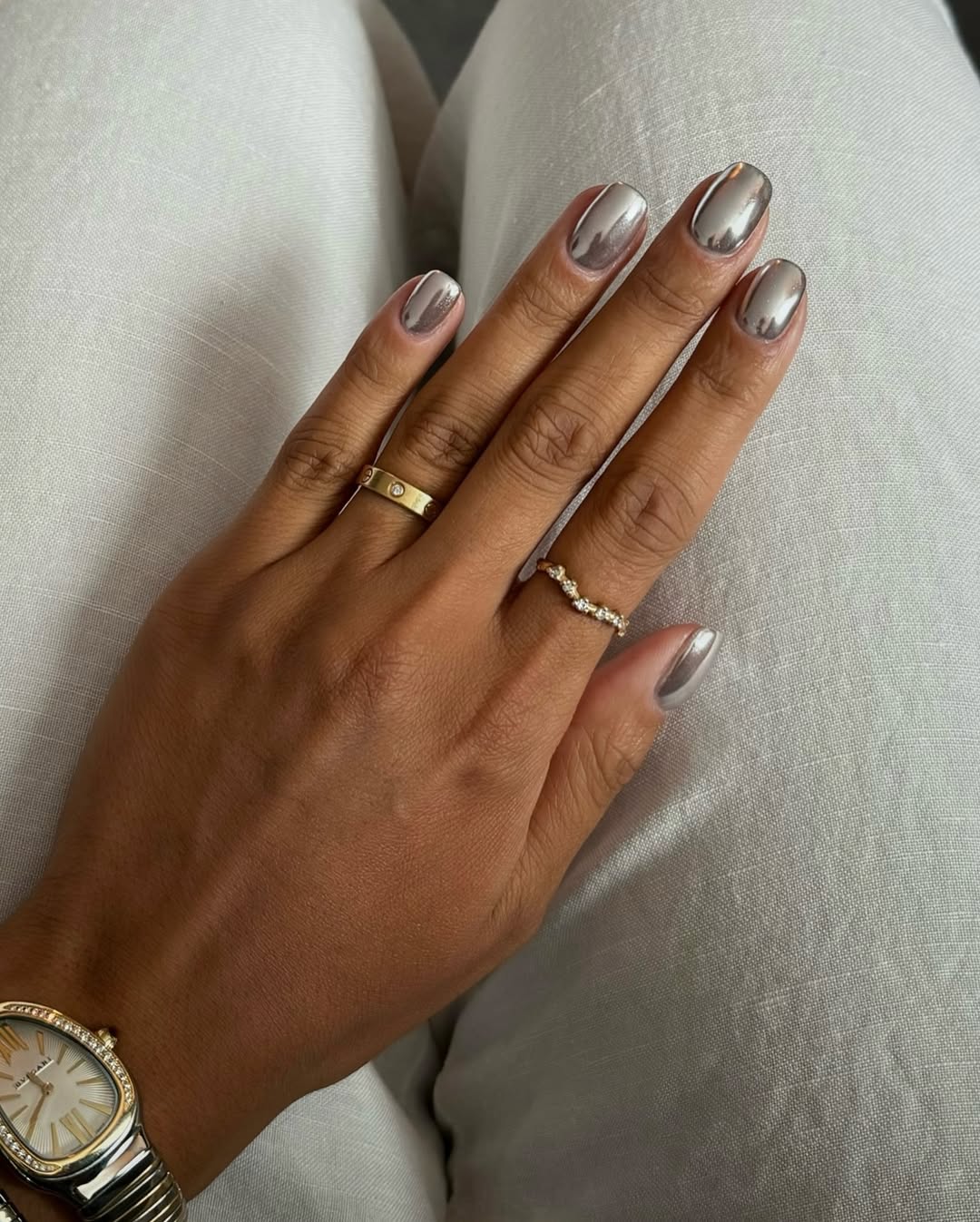 Foto de uma m&atilde;o com as unhas coloridas de prata