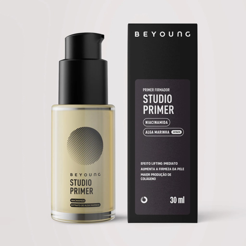 Primer facial com niacinamida e efeito lifiting. A embalagem &eacute; transparente, a tampa &eacute; preta e os escritos s&atilde;o pretos