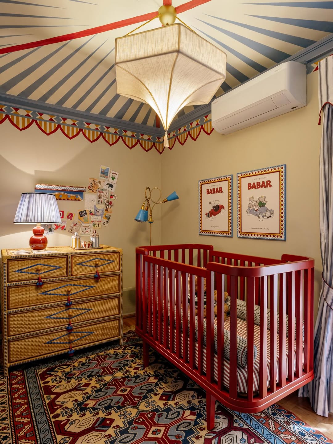 Quarto infantil com tema de circo
