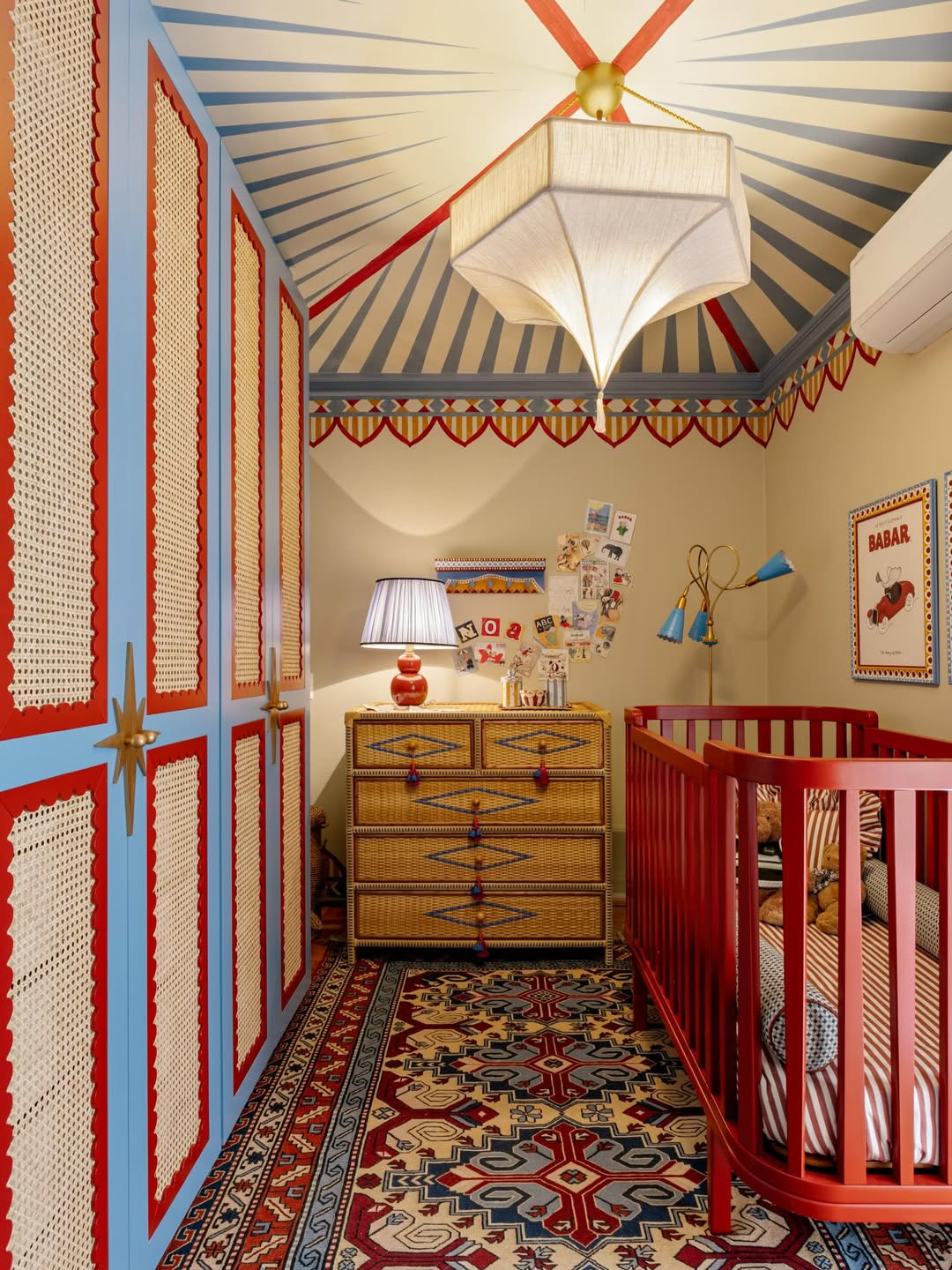 Quarto infantil com tema de circo