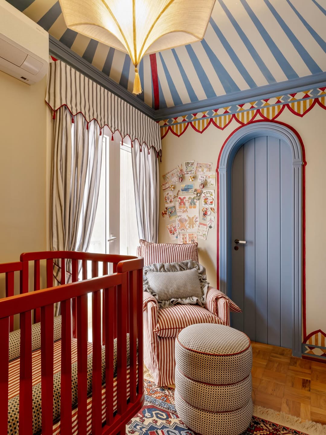 Quarto infantil com tema de circo