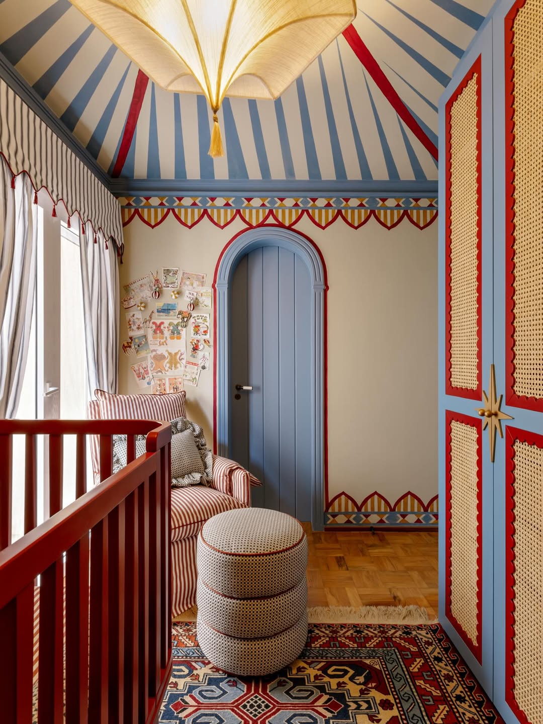 Quarto infantil com tema de circo