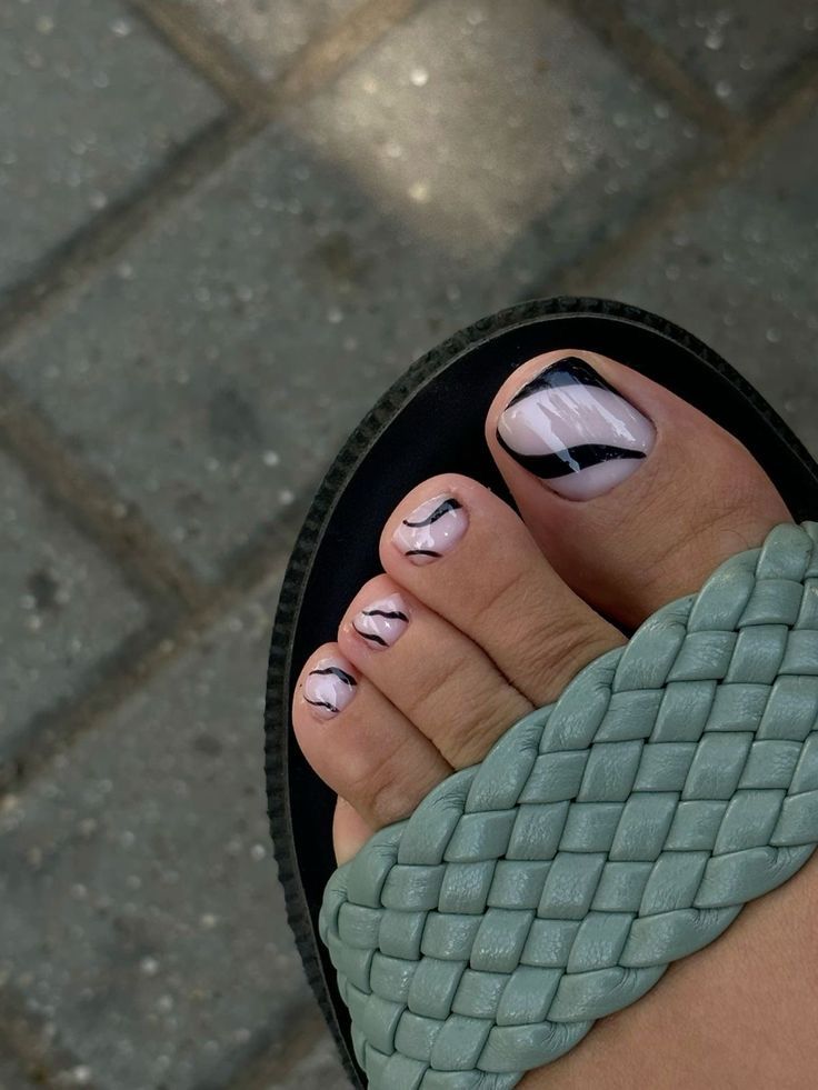 Nail art abstrata em preto e branco para unhas dos p&eacute;s