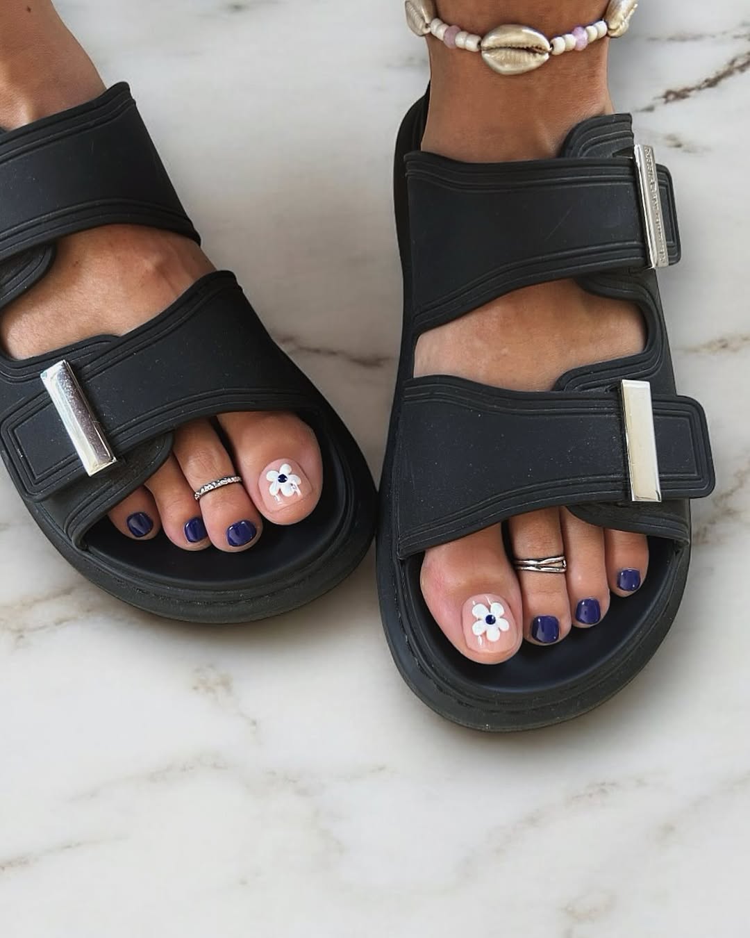 Nail art floral retr&ocirc; com contraste para unhas dos p&eacute;s